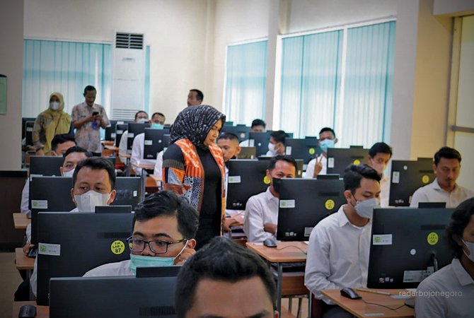 BERSAING: Peserta menjalani ujian seleksi PPPK teknis Blora di UNS Surakarta. (LUKMAN HAKIM/RDR.BLORA)