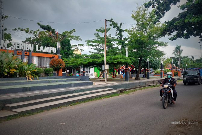 TATA KOTA: Masyarakat beraktifitas di Kawasan Pertigaan Cepu yang sedang disusun RDTR. (LUKMAN HAKIM/RDR.BLORA)