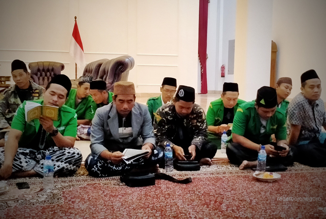 HATAMAN ALQURAN: Kader GP Ansor Bojonegoro sedang tahtimulquran di Graha Buanna, dilanjutkan sahur, dan ditutup doa bersama. (ISTIMEWA FOR RDR.BJN)