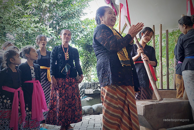 LIRIK LINGKUNGAN: Anak-anak muda dan ibu-ibu Sedulur Sikep Samin memainkan seni musik lesung. (LUKMAN HAKIM/RDR.BLORA)