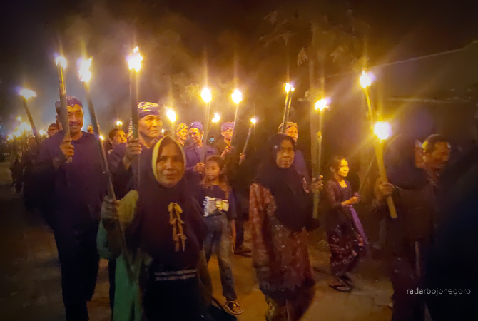 PERINGATAN: Sedulur Sikep berkumpul di Pendapa Pengayoman memperingati perjuangan Samin Surosentiko. (LUKMAN HAKIM/RDR.BLORA)
