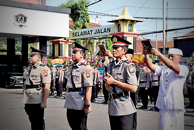 DIAMBIL SUMPAH: Dari kiri, AKP Komang Yogi Arya Wiguna, AKP Christian Kosasih, dan Iptu  Nyoman Sukenesa saat sertijab di halaman Mapolres Lamongan kemarin. (ISTIMEWA FOR RDR.LMG)