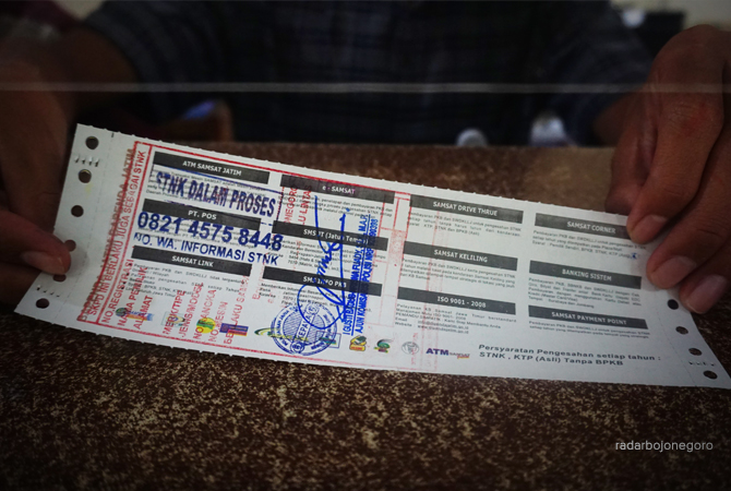 PAKAI LAMA: Material STNK masih kosong. Samsat Bojonegoro memastikan pemilik motor sementara diganti SKPD sebagai pengganti sementara.  (YUAN EDO/RDR.BJN)