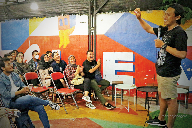 KOCAK: Salah satu komika di panggung dan berjenaka dengan para penonton saat gelaran Stand up Comedy. (DHANI WAHYU ALFIANSYAH/RDR.BJN)