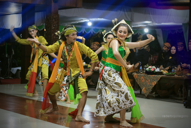 TRADISI: Penari Tayub Blora saat tampil di  acara peringatan berdirinya Praja Mangkunegaran di Surakarta beberapa waktu lalu. (RIYANTO ADI ASRI/RDR.BLORA)