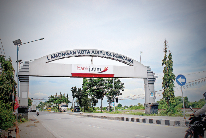 BAKAL PERBAIKI TAMAN: Tugu perbatasan dengan Kabupaten Gresik di Kecamatan Deket mendapatkan anggaran pemeliharaan. (RIKA RATMAWATI/RDR.LMG)