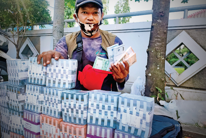 MODAL TIDAK SEDIKIT: Tumpukan uang baru yang ditawarkan penjual jasa penukaran uang. (ISTIMEWA FOR RDR.LMG)