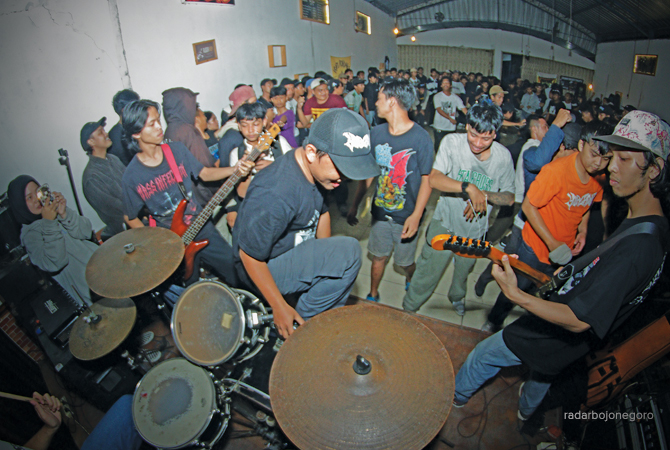 BERAPI-API: Para penikmat musik keras di Blora menikmati alunan irama distorsi. (MANSENVISUAL FOR RDR.BLORA)