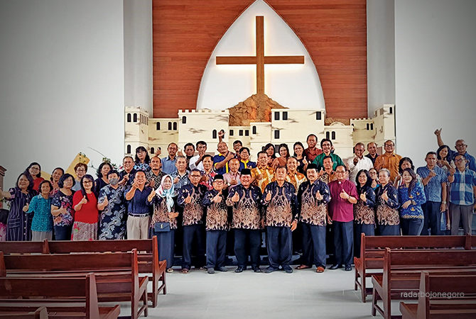 TEDUH: Pengurus FKUB, para pendeta, dan umar Kristiani berfoto bersama di sela pelaksanaan rangkaian Paskah. (ISTIMEWA FOR RDR.BJN)