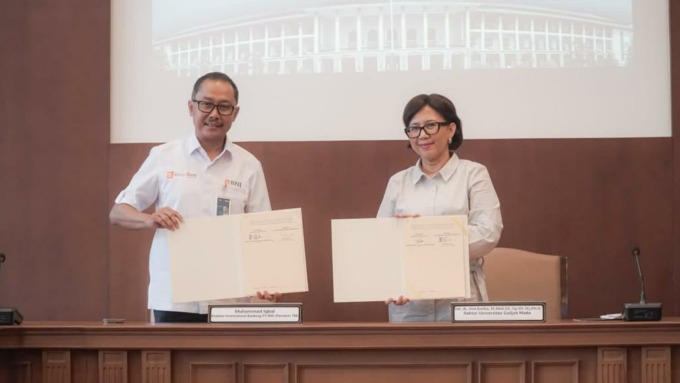 Rektor UGM, Prof. dr Ova Emilia , M,Med, Sp.OG , Ph.D (Kanan) dan Direktur Institutional Banking BNI, Muhammad Iqbal (Kiri) usai menandatangani  nota kesepahaman Campus Financial Ecosystem (CFEST) dan perjanjian kerjasama Kartu Tanda Mahasiswa (KTM) Co-Br