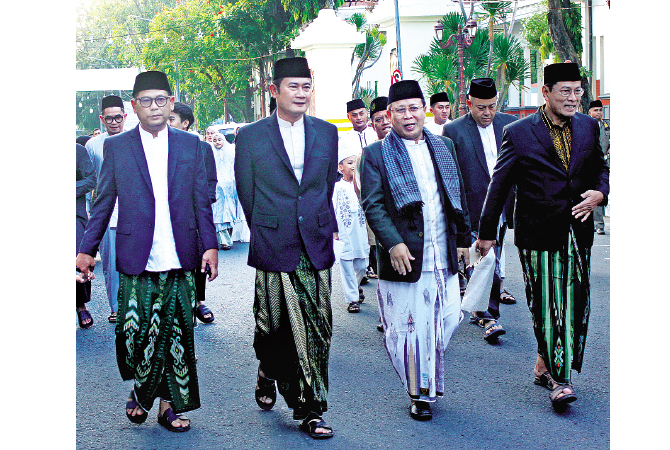 MENUJU KEMENANGAN diganti BERGEMBIRA: Bupati Yes beserta jajaran dan Ketua DPRD Lamongan, Abdul Ghofur melaksanakan Salat Idul Fitri di Masjid Agung Lamongan, Sabtu (22/4). (GAMAT A/RDR.LMG)