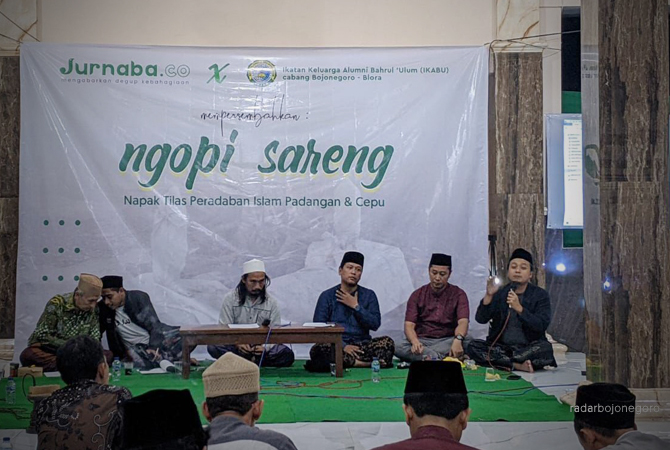 MEMBANGUN KAWASAN: Mohammad Kundori memberi sambutan agenda Napak Tilas Sejarah Padangan-Cepu. Banyak pemerhati sejarah dan budayawan terlibat, tampak gayeng hingga larut malam. (ISTIMEWA FOR RDR.BLORA)