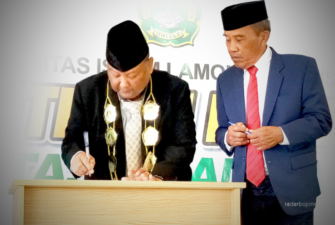 JALANKAN AMANAH: Dr. Dody Eko Wijayanto, SH, M.Hum saat menandatangani surat pengangkatan sebagai Pj Rektor Unisla. (ISTIMEWA FOR RDR.LMG)
