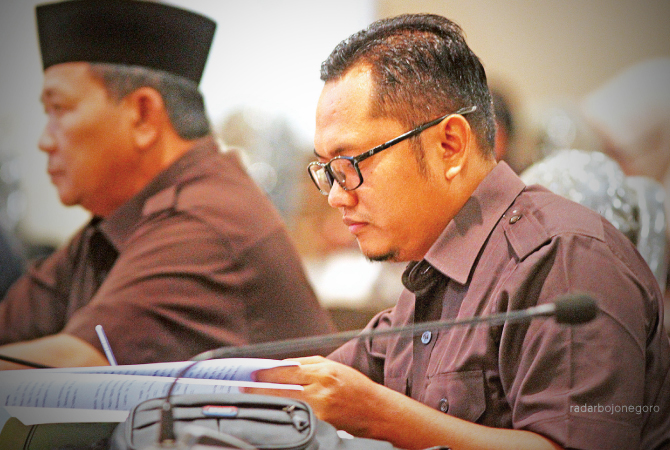 BERI MASUKAN: Belum tercapainya pendapatan daerah Kabupaten Lamongan, menjadi perhatian besar DPRD Lamongan. (ANJAR DWI PRADIPTA/RDR.LMG)