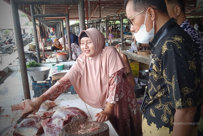 TERKENDALI: Tim Pengendali Inflasi Daerah melakukan pemantauan harga dan ketersediaan bahan pokok di Pasar Sido Makmur Blora. (RAHUL OSCARA DUTA/RDR.BLORA)