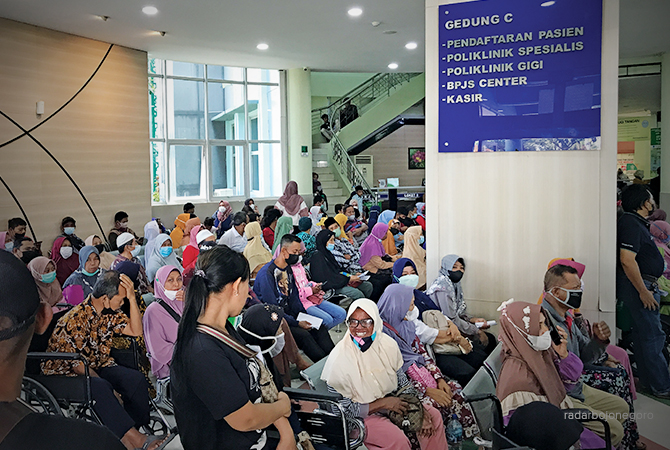 BEROBAT: Deretan warga antre di poli rawat jalan di RSUD dr Sosodoro Djatikosoemo. Dinkes saat ini mencari penderita TB. (BHAGAS DANI PURWOKO/RDR.BJN)