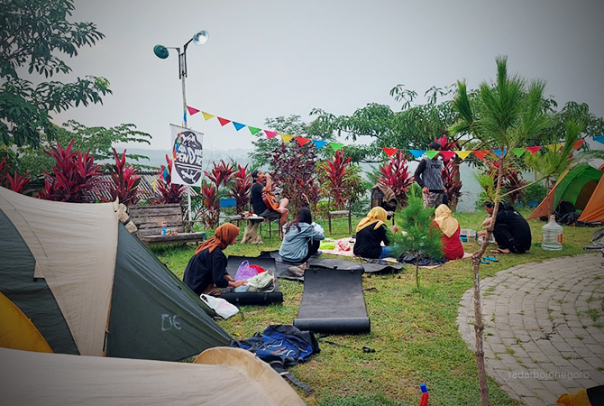 ALAM: Komunitas Pemuda sedang Camping di Puncak Serut menikmati sunrise, sunset, dan melihat kerlip lampu saat malam hari. (LUKMAN HAKIM/RDR.BLORA)