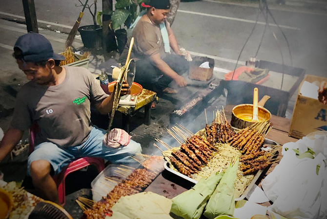 KHAS: Sate adalah salah salah satu kuliner khas Blora. Sate Pak Daman Putra adalah salah satu yang paling diburu. (RAHUL OSCARRA DUTA/RDR.BLORA)