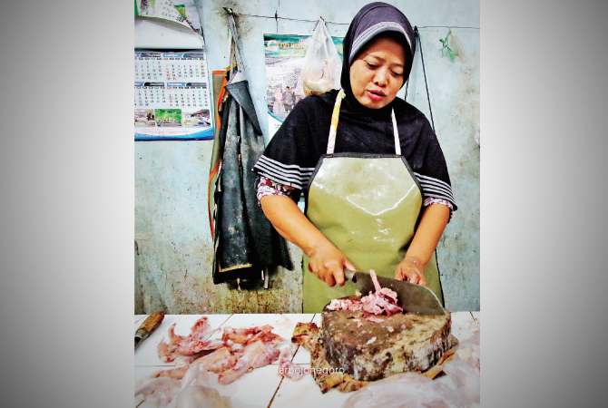 HARGANYA NAIK: Penjual daging ayam di pasar tradisional di Lamongan. (ANJAR DWI PRADIPTA/RDR.LMG)