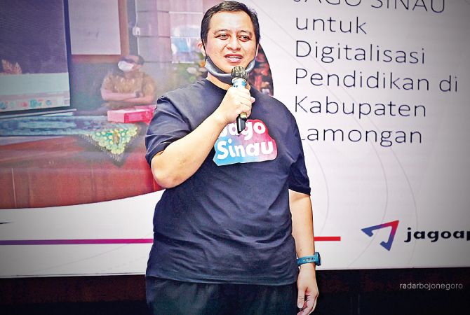 SELAMAT JALAN: Deddi Nordiawan saat mengisi salah satu acara. Putra pertama mantan Bupati Lamongan, Alm. H. Fadeli ini berpulang ke ramhatullah, Rabu (5/4). (ISTIMEWA FOR RDR.LMG)