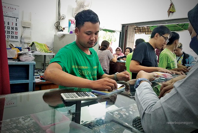 RAMAI: Konsumen memadati salah satu toko emas di Pasar Kota Bojonegoro, kemarin. (YANA DWI KURNIAWATI/RDR.BJN)
