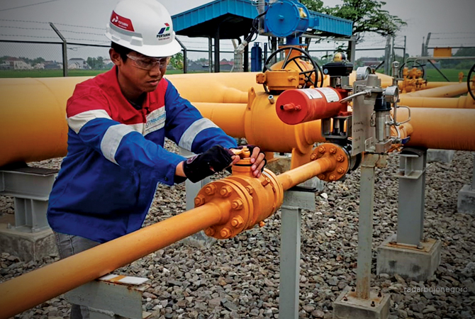 JARGAS: Petugas PGN mengecek pipa-pipa gas di Kecamatan Kapas. (PGN FOR RDR.BJN)