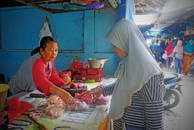 KOMODITAS: Penjual daging di Pasar Kota Bojonegoro. Harga daging mulai naik. (YUAN EDO/RDR.BJN)