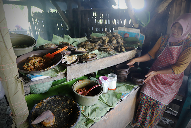 SEDERHANA: Warung ikan gloso di tepi Jalan Bojonegoro-Nganjuk, tepatnya di selatan Waduk Pacal. (DHANI WAHYU ALFIANSYAH/RDR.BJN)