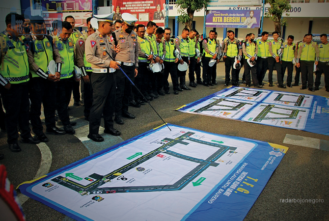 REKAYASA JALUR: Akses di perempatan Jalan Padangan ini selalu ramai. Jadi atensi saat mudik Lebaran. (BHAGAS DANI PURWOKO/RDR.BJN)