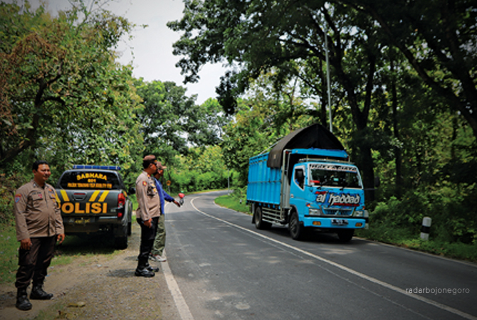 JALAN BERKELOK: Jalan Bojonegoro-Nganjuk terutama di Kecamatan Temayang dan Gondang, terdapat banyak hutan. (DHANI WAHYU ALFIANSYAH/RDR.BJN)