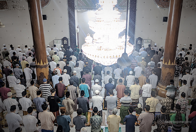 NUANSA RELIGI: Jemaah Salat Tarawih Masjid Agung Darussalam tampak penuh seiring malam Nuzululquran. (DHANI WAHYU ALFIANSYAH/RDR.BJN)