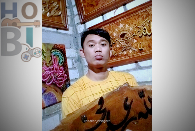 KALIGRAFI: Muhammad Ansory menunjukkan karya kaligrafi dari bambu. (ISTIMEWA FOR RDR.BJN)