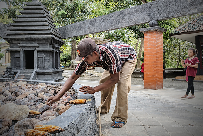 API ABADI: Pengunjung membakar jagung di bundaran Kahyangan Api. H+2 Lebaran pengunjung membludak, kemarin mulai berkurang. (DHANI WAHYU ALFIANSYAH/RDR.BJN)