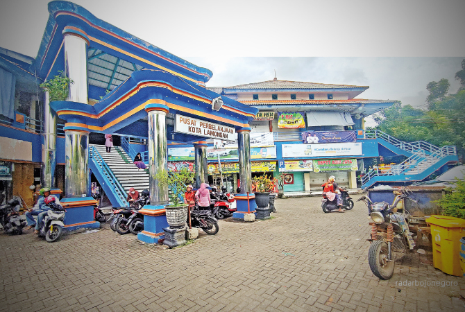 BELUM TERLALU BERGAIRAH: Kunjungan di pasar Lamongan baru masih belum ada peningkatan yang signifikan. (ANJAR DWI PRADIPTA/RDR.LMG)