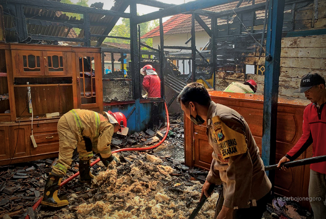 JINAKKAN API: Petugas memadamkan api saat kebakaran rumah di Desa Sidomukti, Kecamatan Kasiman, Selasa (18/4). (ISTIMEWA FOR RDR.BJN)
