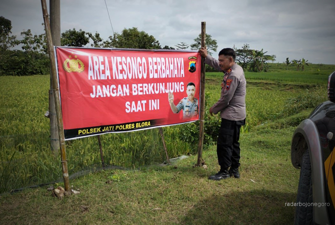 DILARANG: Polsek Jati mendirikan rambu larangan masuk kawasan Oro-Oro Kesongo. (RAHUL OSCARA DUTA/RDR.BLORA)