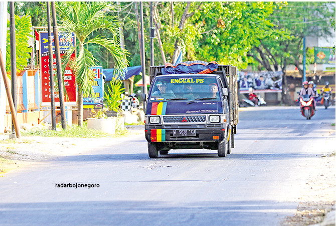 MANGKIR: Sejumlah kendaraan pengangkut barang tidak tertib dalam melakukan uji KIR. (ANJAR DWI PRADIPTA/RDR.LMG)