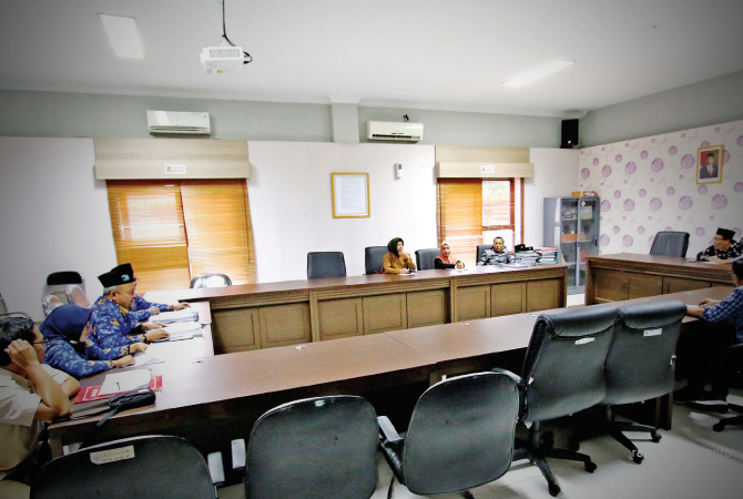 BAHAS RAPERDA: Suasana Badan Pembentukan Peraturan Daerah DPRD Lamongan yang membahas raperda tentang bantuan hukum untuk masyarakat miskin dengan eksekutif dan sejumlah undangan. (ANJAR DWI PRADIPTA/RDR.LMG)