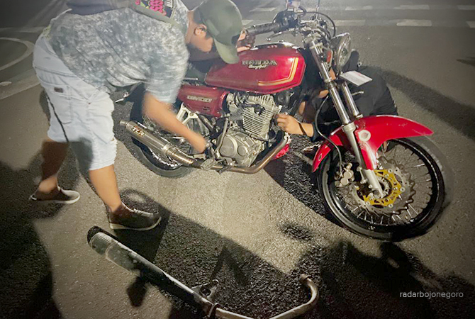BIKIN BISING: Seorang pengendara harus mengganti knalpot brong di tempat saat ditangkap kepolisian. (BHAGAS DANI PURWOKO/RDR.BJN)