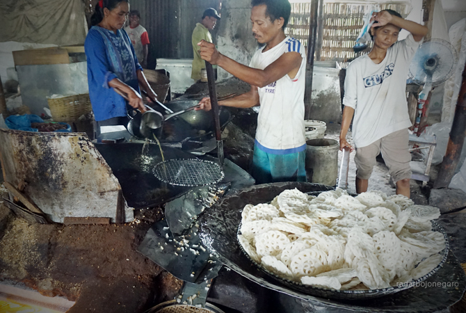 JAGA KUALITAS: Pekerja sedang menggoreng di pabrik kerupuk Desa Mulyoagung, Kecamatan Bojonegoro Kota. Penjualan momen Ramadan mengalami penurunan. Persaingan pasar kian ketat, perlu berbagai pengembangan strategi bisnis dan menjaga kualitasnya. (BAGAS DH