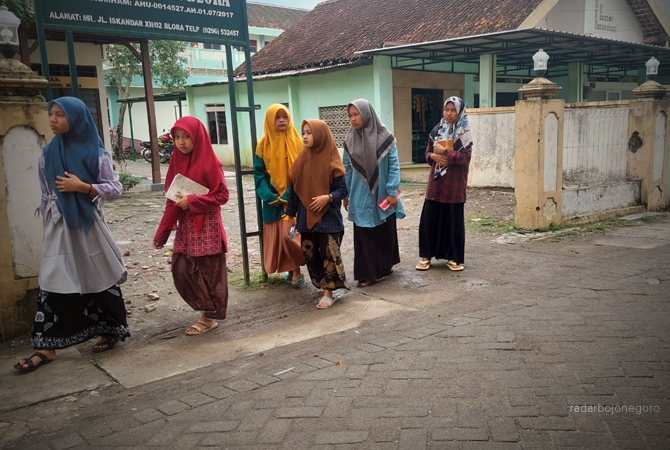 SANTRI NDALEM: Para santri rerata sudah pulang pada hari ke 20 Ramadan. Santri ndalem masih tetap di pondok saat Lebaran. (LUKMAN HAKIM/RDR.BLORA)