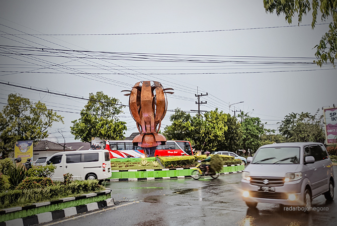 REKAYASA LALIN: Deretan kendaraan di Kawasan Jetak. Hari normal, jalur tengah kota ini kerap kali macet, terutama Jalan Rajekwesi hingga Jembatan Sosrodilogo. (DHANI WAHYU ALFIANSYAH/RDR.BJN)
