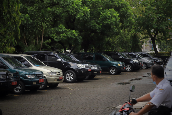 PELAT MERAH: Deretan mobil dinas parkir di gedung Pemkab Bojonegoro. Bupati melarang mobdin untuk mudik dan liburan. (DHANI WAHYU ALFIANSYAH/RDR.BJN)