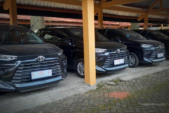 MASIH BARU: Mobil operasional kecamatan terparkir di halaman Kantor Setda Blora. Mobil baru diambil usai cuti Lebaran. (RAHUL OSCARA DUTA/RDR.BLORA)