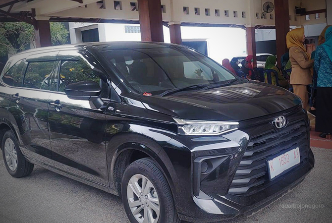 PELAT MERAH: Mobil Baru All New Azanza Tipe E parkir di depan pendapa Kecamatan Cepu. Mobil ini untuk operasional kecamatan. (LUKMAN HAKIM/RDR.BLORA)