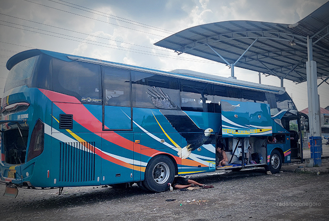 SIAP MUDIK: Bus terparkir di Terminal Cepu beberapa waktu lalu. Tahun ini Pemkab Blora menyediakan 3 bus mudik gratis dari Jakarta ke Blora. (LUKMAN/RDR.BLORA)
