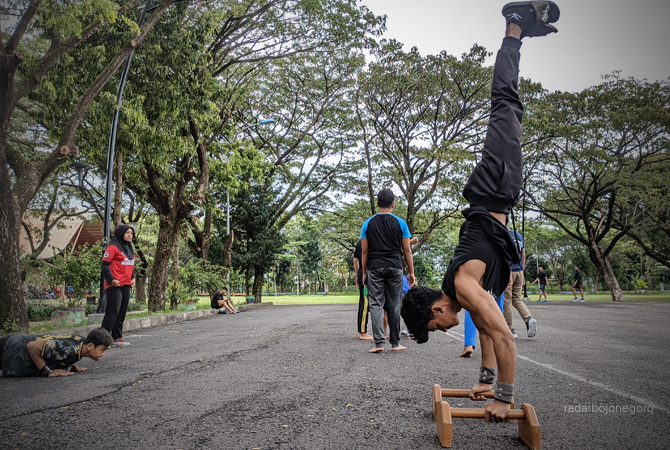 KEKUATAN OTOT: Para pegiat olahraga kalestenik berlatih di halaman SLS. Identik berlatih bersama di alam terbuka. (DHANI WAHYU ALFIANSYAH/RDR.BJN)