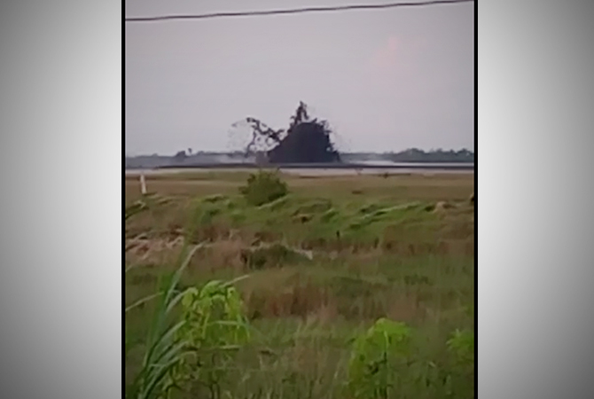 MELETUS: Oro-Oro Kesongo meletus lagi. Semburan lumpurnya diperkirakan mencapai 30 meter. (RAHUL OSCARA/RDR.BLORA)