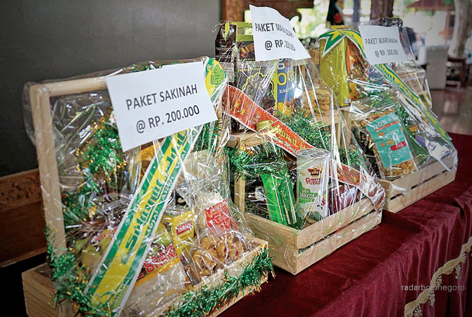MENARIK: Paket Parsel Ramadan UMKM saat dipasarkan kemarin (3/4). (RAHUL OSCARRA DUTA/RDR.BLORA)