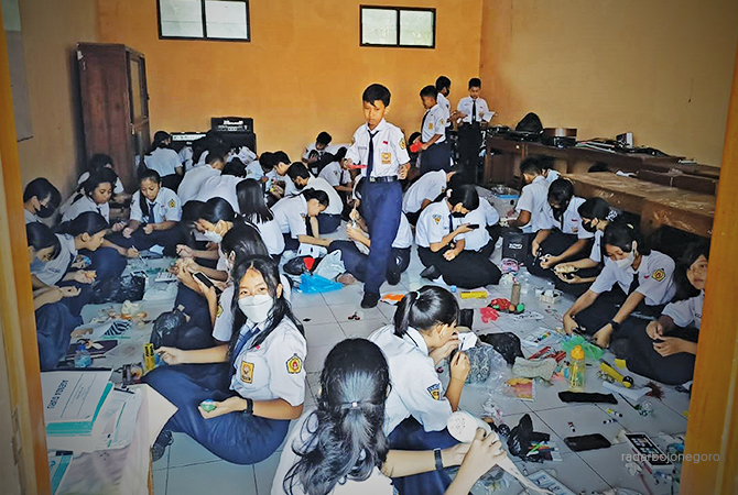 SERU: Para siswa asyik melukis telur Paskah. Wujud toleransi umat beragama di lingkup sekolah, apalagi siswa lainnya gelar pesantren Ramadan. (RAHUL OSCARRA DUTA/RDR.BLORA)